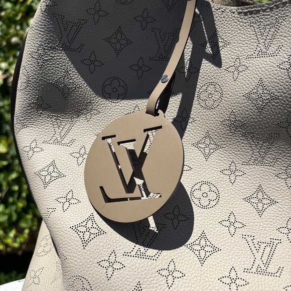Louis Vuitton Carmel Mahina Galet Gray Leather Hobo Women's handBag M21775 - Picture 10 of 10